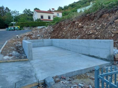Ekološki otok na Vodovodni ulici v Ogradah sredi gradbenih del. Vir. Arhiv Občine Sežana